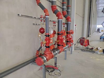 Sprinkleranlegg med røde ventiler
