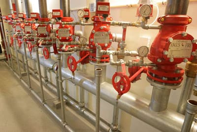Rekke med alarmventiler for sprinkleranlegg